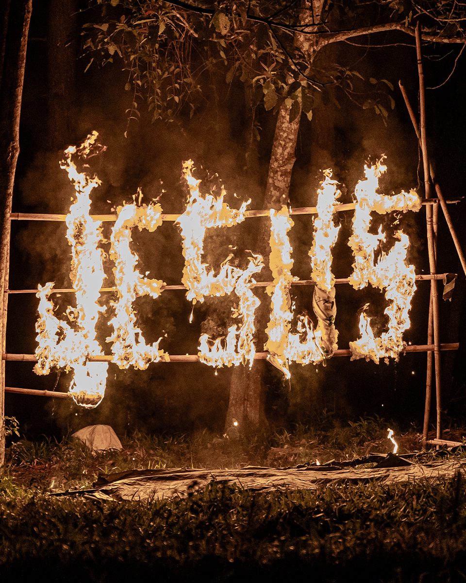 Letreiro com fogo durante o retiro
